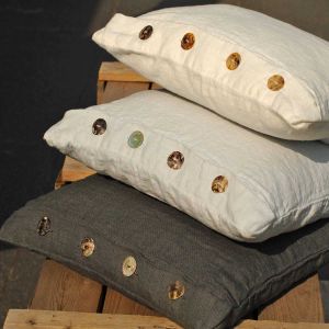 Maxi linen pillowcase with central buttons - Styling by LA FABBRICA DEL LINO