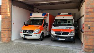 RED CROSS GARAGE - Accessories by Pave and Go