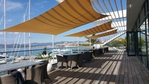 Adjustable Ingenua shade sail - Table by Umbrosa