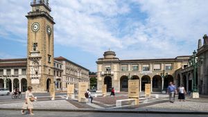 Piazza Vittorio Veneto (Bergamo) become a living room en plein air - Urbantime by Diemmebi - Accessories by Urbantime