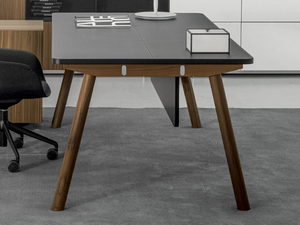 NOTO - Solid wood and tanned leather office desk / table - Desk by DVO