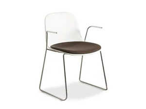 MÁNI - Sled base chair with armrests - Chair by FANTONI