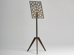 TOTÒ - Acid etched brass and oak floor lamp with tripod - Floor lamp by Mantellassi 1926
