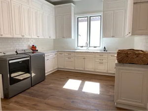 BAKERSFIELD - Sectional solid wood laundry room cabinet - Cabinet by Martini Interiors