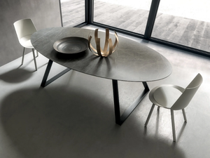 BLADE - Oval porcelain stoneware dining table - Table by MODULNOVA