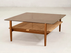 Tangāli - Low rectangular coffee table in teak and glass - Coffee table by Phantom Hands