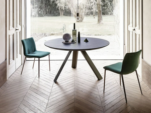 KI - Round dining table with metal base - Table by Ronda Design