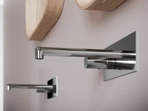 T30 - Wall-mounted brass washbasin tap with plate - Tap by Rubinetterie Treemme