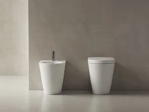 IL - Rimless Floor mounted ceramic toilet - Toilet seat by Valdama
