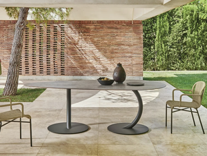 FLEXION - Oval steel garden table - Table by Varaschin