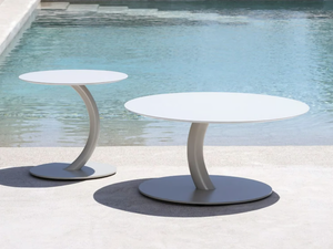 FLEXION - Round steel garden side table - Side table by Varaschin