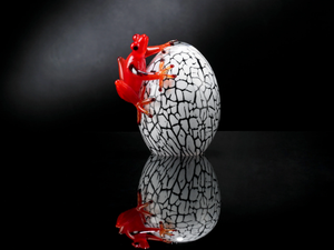 SMALL EGG WITH FROG - Glass decorative object - Styling by VGnewtrend