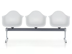 EAMES PLASTIC ARMCHAIR STRETCHER - Freestanding polypropylene beam seating with armrests - Armchair by Vitra