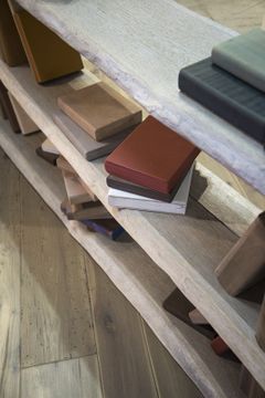 “Tomi de Legn” bookcase of solid wood by Cadorin Group - view 4