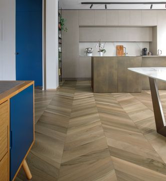 Raw Effect European Walnut – 60° Chevron by Cadorin Group - view 5