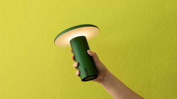 TAKKU - Cordless aluminium table lamp by Artemide - view 4