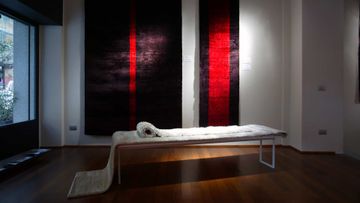 CAMPI DI GRAVITÀ - Solid-color handmade viscose rug by G.T.DESIGN - view 4