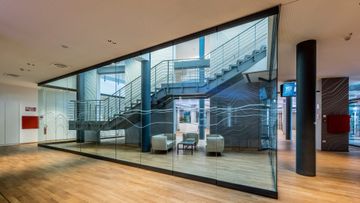 Kristal sliding glass wall by Estfeller Pareti - view 3