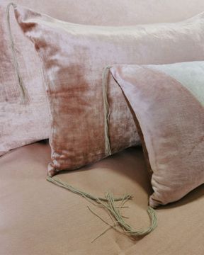 Canapé Mille Et Une Nuit 180 cm en lin lavé Capri rose romance & velours Tsar rose nude by Bérengère Leroy - view 4