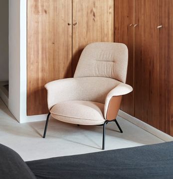 Ulis Alta Con Patas Metálicas Armchair by Capdell - view 3