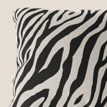 Stripe cushions geometrici in fabric Idrorepellente available in various colours by Divani Store - view 2