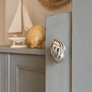 Oceano Cowrie - seashell brass knob small by Il Bronzetto - view 3