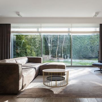 Cage brass coffee table with wooden shelf by Il Bronzetto - view 2