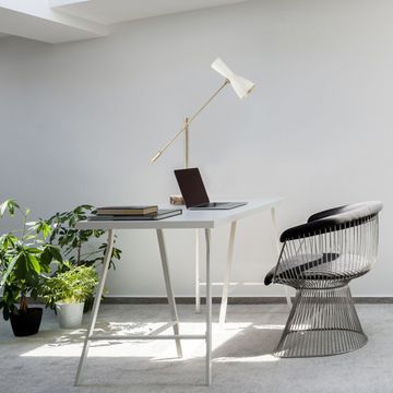 Wormhole - table lamp with jointed arm by Il Bronzetto - view 3