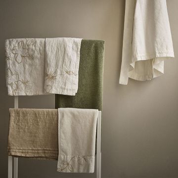 Terry bath towel with Narcissus embroidery by LA FABBRICA DEL LINO - view 3