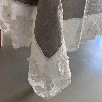 Tablecloth with Petals embroidery by LA FABBRICA DEL LINO - view 2