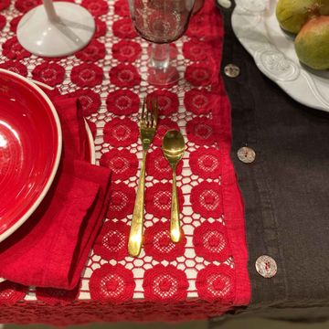 Modular table runner with daisy-shaped buttons * while stocks last by LA FABBRICA DEL LINO - view 5
