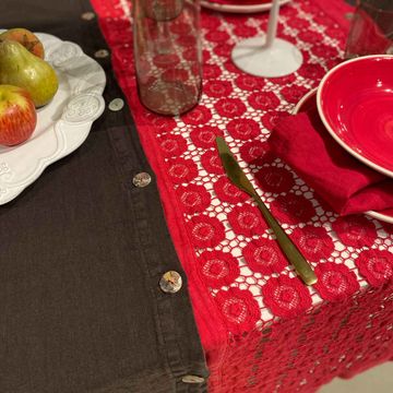 Modular table runner with daisy-shaped buttons * while stocks last by LA FABBRICA DEL LINO - view 7