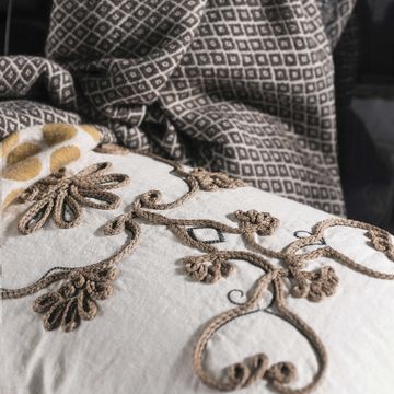 Linen pillowcase with Heraldic cornely embroidery by LA FABBRICA DEL LINO - view 3