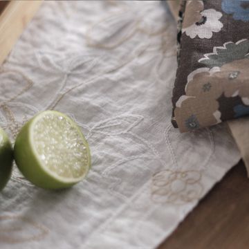 Runner - centerpiece with Narcissus embroidery by LA FABBRICA DEL LINO - view 7