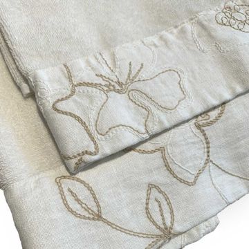 Linen bath towel with Narcissus embroidery * while stocks last by LA FABBRICA DEL LINO - view 6