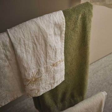 Linen bath towel with Narcissus embroidery * while stocks last by LA FABBRICA DEL LINO - view 2