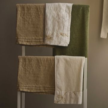 Linen bath towel with Narcissus embroidery * while stocks last by LA FABBRICA DEL LINO - view 3