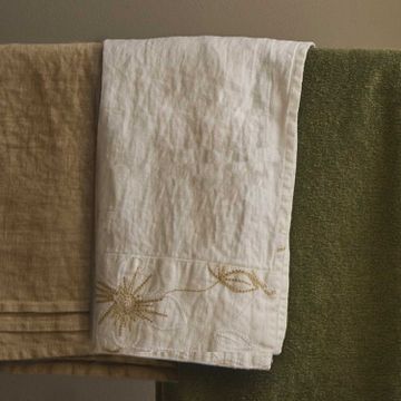 Linen bath towel with Narcissus embroidery * while stocks last by LA FABBRICA DEL LINO - view 4