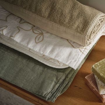 Linen bath towel with Narcissus embroidery * while stocks last by LA FABBRICA DEL LINO - view 5