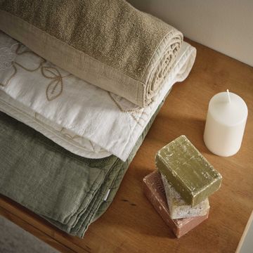 Terry bath towel with Narcissus embroidery by LA FABBRICA DEL LINO - view 4
