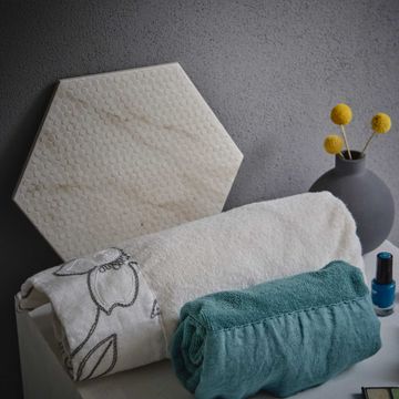 Terry bath towel with Narcissus embroidery by LA FABBRICA DEL LINO - view 6