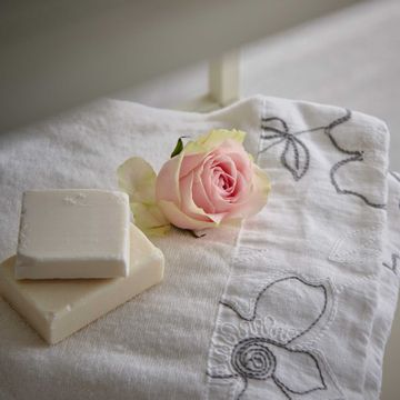 Terry bath towel with Narcissus embroidery by LA FABBRICA DEL LINO - view 5
