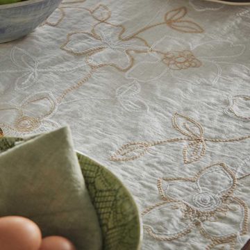 Rectangular tablecloth with Narcissus embroidery by LA FABBRICA DEL LINO - view 2
