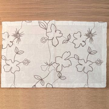 Pair of placemats with Narcissus embroidery by LA FABBRICA DEL LINO - view 5
