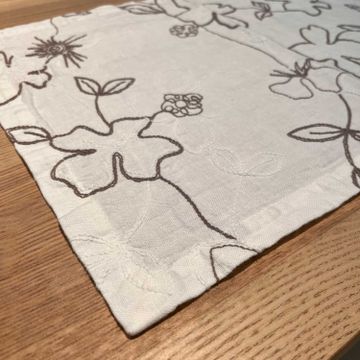 Modular tablecloth with Narcissus embroidered buttons by LA FABBRICA DEL LINO - view 9
