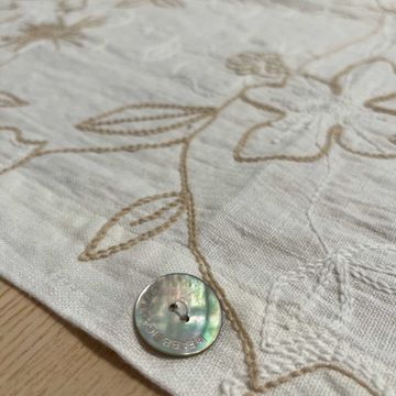 Modular tablecloth with Narcissus embroidered buttons by LA FABBRICA DEL LINO - view 5
