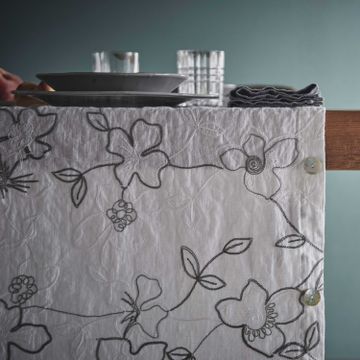 Modular tablecloth with Narcissus embroidered buttons by LA FABBRICA DEL LINO - view 4