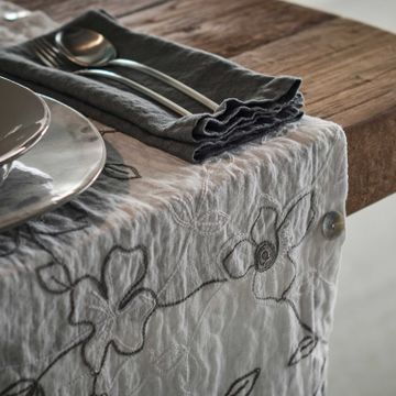 Modular tablecloth with Narcissus embroidered buttons by LA FABBRICA DEL LINO - view 2