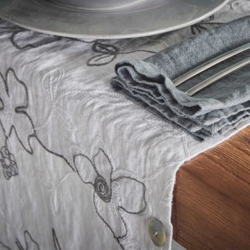 Modular tablecloth with Narcissus embroidered buttons by LA FABBRICA DEL LINO - view 7