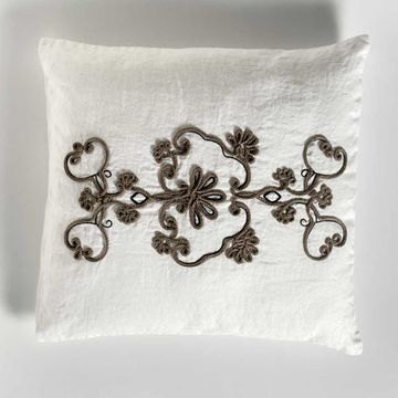 Linen pillowcase with Heraldic cornely embroidery by LA FABBRICA DEL LINO - view 4
